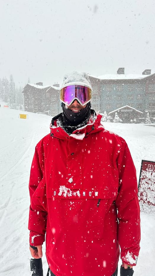 Kund @nicos_pow i Legacy Snowboardjacka Herr Deep Red