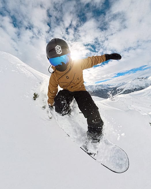 Customer @world_is_calling in Yeti Snowboard Jacket Men 2X-Up Gold