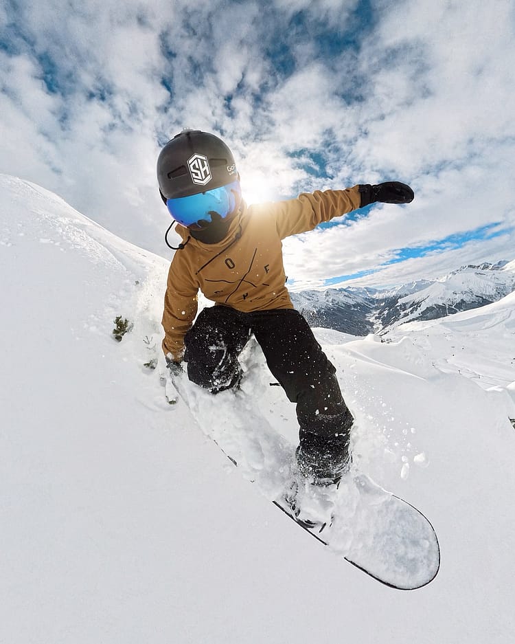 Customer @world_is_calling in Yeti Snowboard Jacket Men 2X-Up Gold