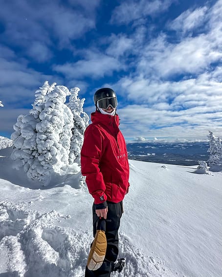 Kund @nicos_pow i Legacy Snowboardjacka Herr Deep Red