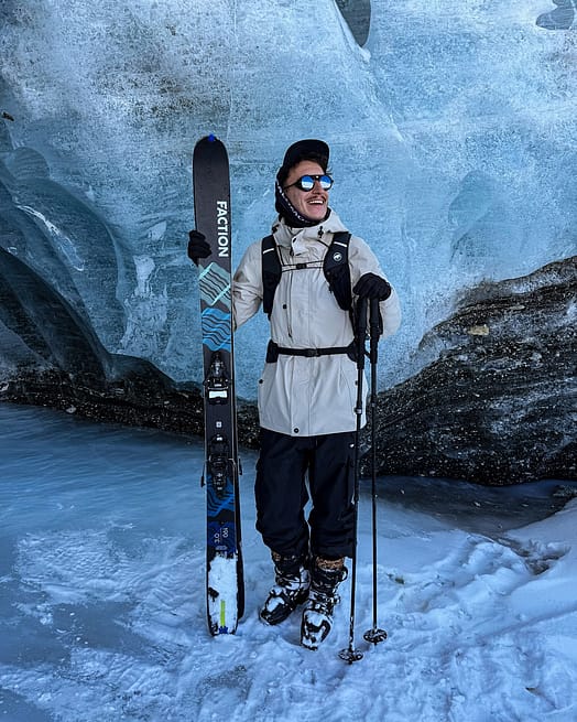 Customer @mr_nikoss in Iconic Snowboard Pants Men Blackout Renewed