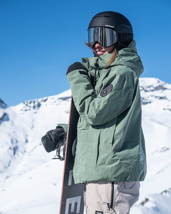 Customer @irinaruegg in Blizzard W Full Zip Snowboard Outfit Women Faded Green/Black