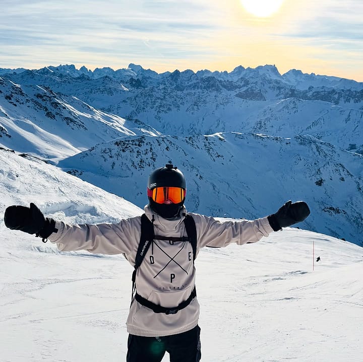 Customer @troy_kiveryn in Yeti Snowboard Jacket Men 2X-Up Sand