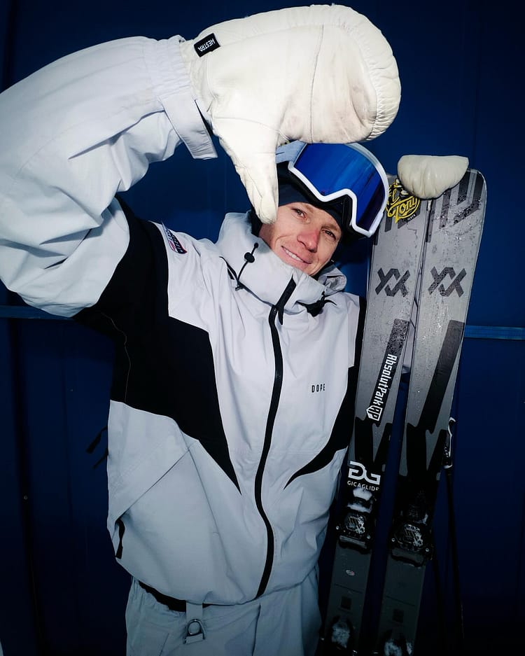 Kaveri @baumgartner_sam fiilistelee päällään Dope Spartan Snowboard Jacket Light Grey/Black