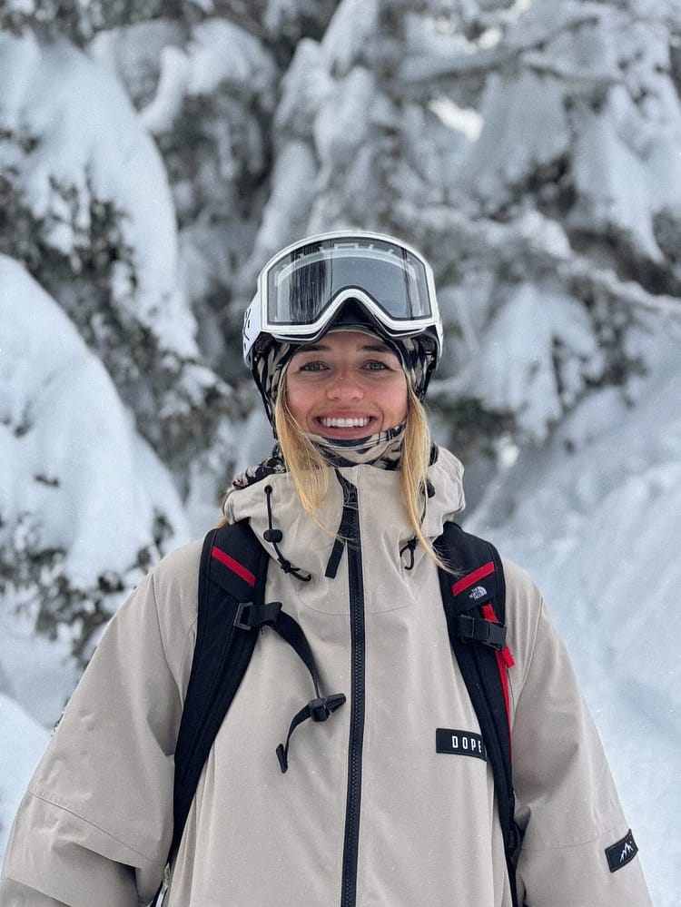 Customer @izzyywallace in Spartan W スノーボードジャケット レディース Sand
