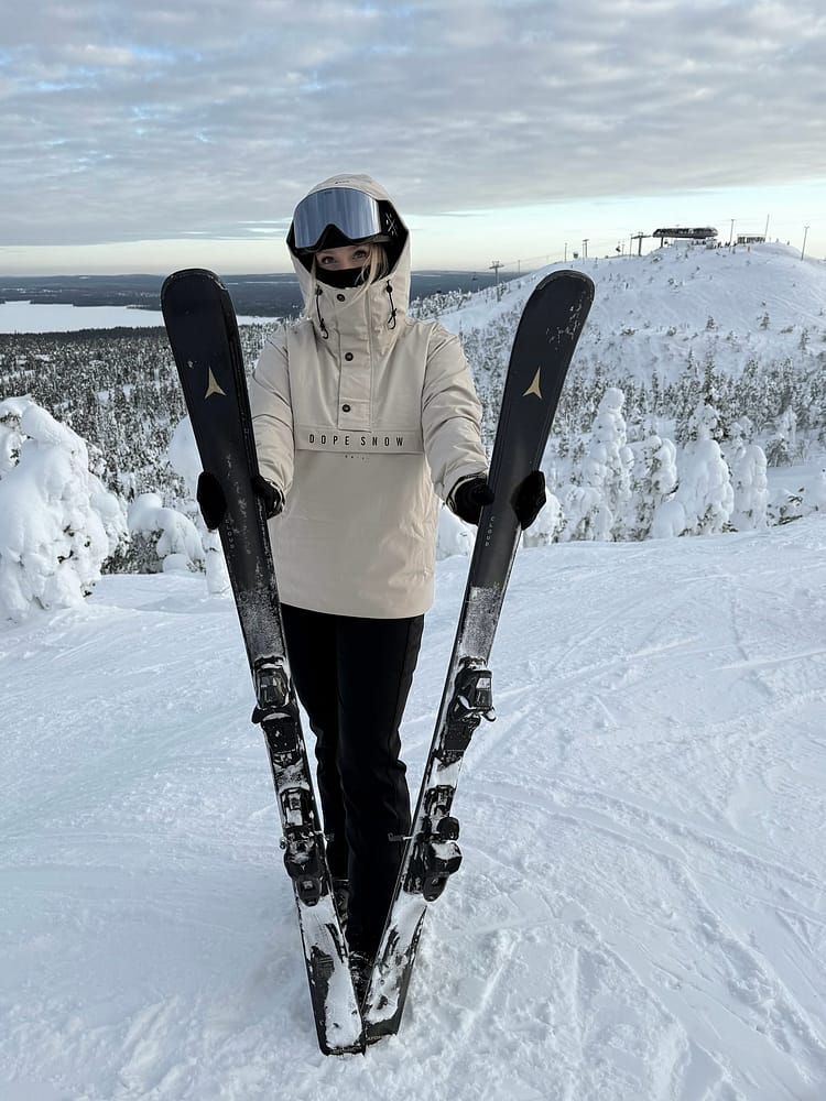 Customer @millakumpula wearing Dope Legacy W Snowboard Jacket Sand