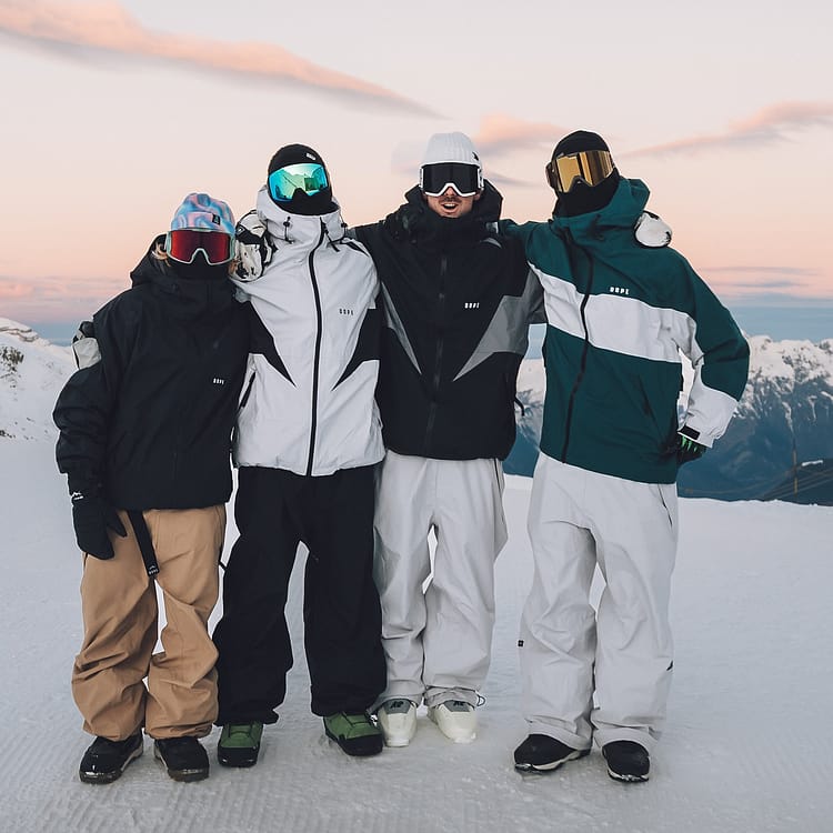 Nuestro colega @jonathan.leitner luciendo el Dope Spartan Snowboard Jacket Bottle Green/Light Grey