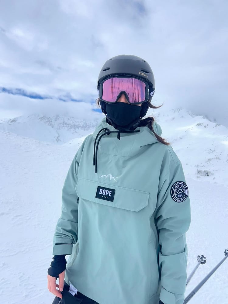 Nuestro colega @morgane_pr luciendo el Dope Blizzard W Snowboard Jacket Faded Green