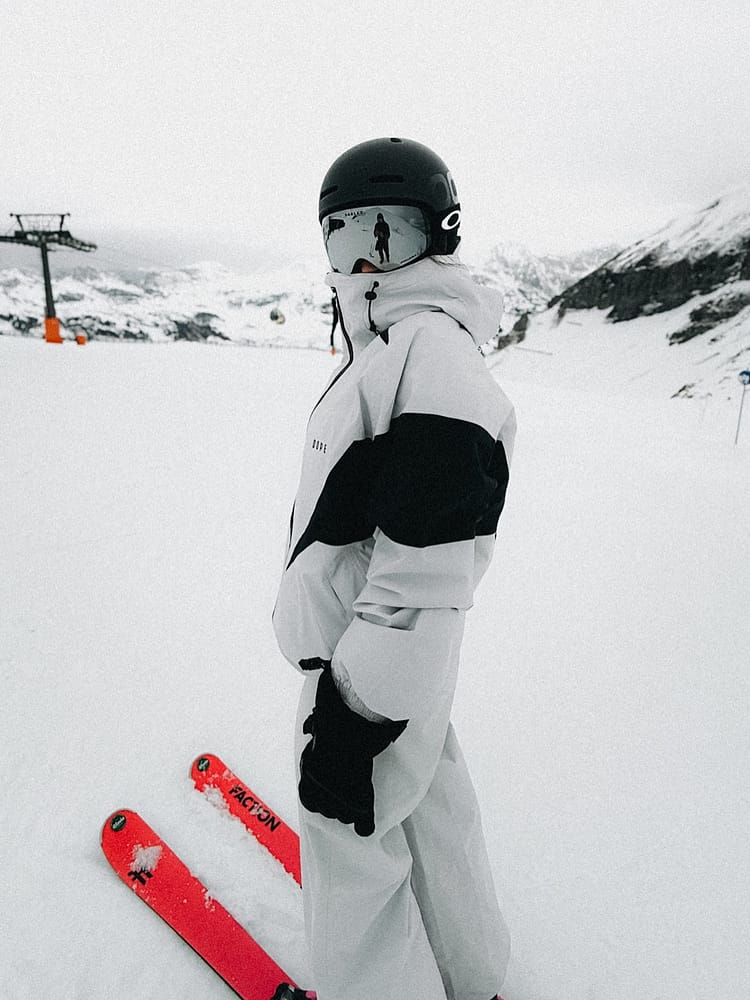Customer @christin_xs wearing Dope Spartan Snowboard Jacket Light Grey/Black