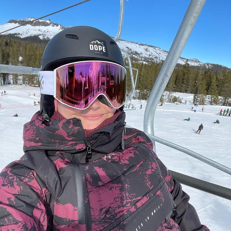 Customer @sierra.player in Akin W 21 Bunda na Snowboard Dámské Paint Burgundy