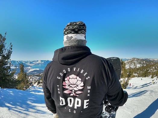 Customer @amanimengerink in Yeti 2021 Snowboard Jacket Men Rose Black