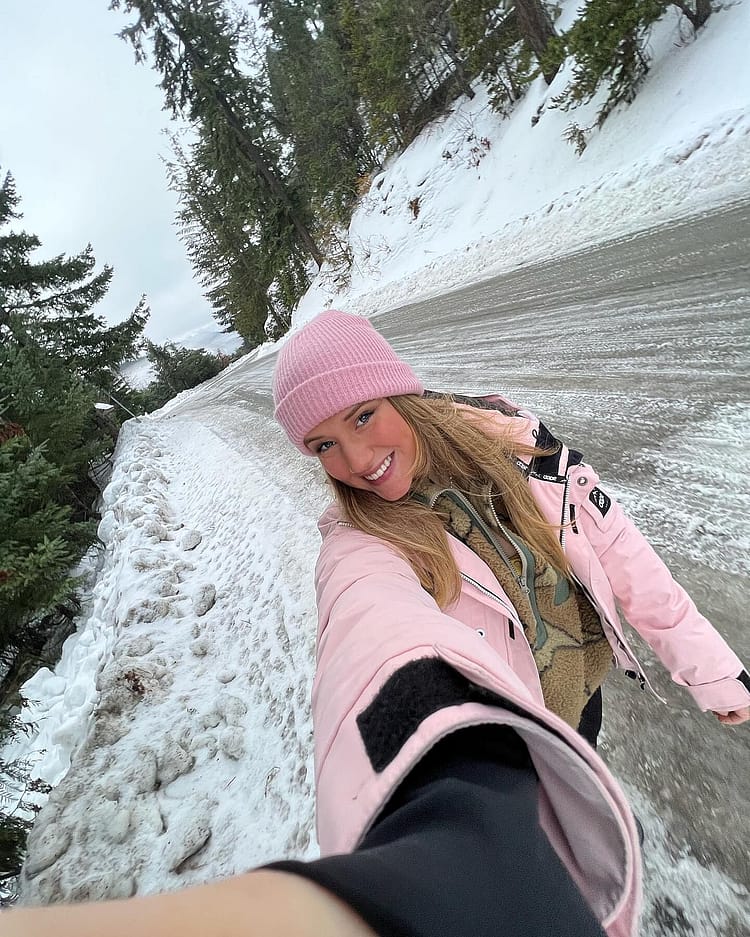Customer @elliedalesmith in Adept W スノーボードジャケット レディース Soft Pink