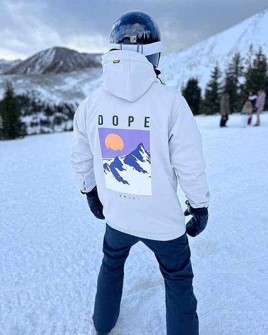 Customer @kramer_cunningham in Yeti 2022 Ski Jacket Men Peak Light Grey