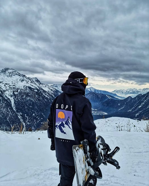 Customer @josephleonvck in Yeti 2022 Snowboard Jacket Men Peak Black