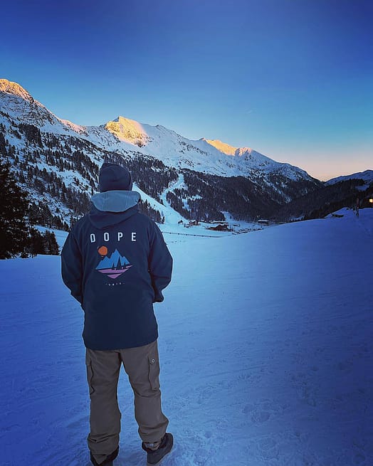 Customer @true_zorbi in Yeti 2022 Snowboard Jacket Men Pine Metal Blue