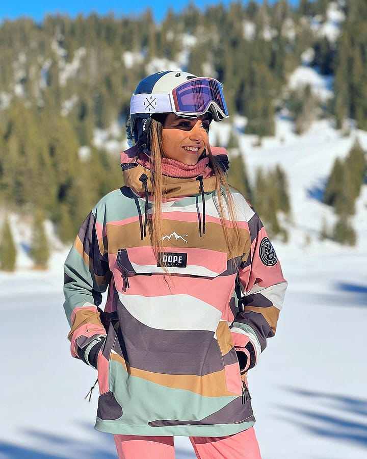 Customer @livvhyde in Blizzard W Snowboard Jacket Women Shards Gold Muted Pink