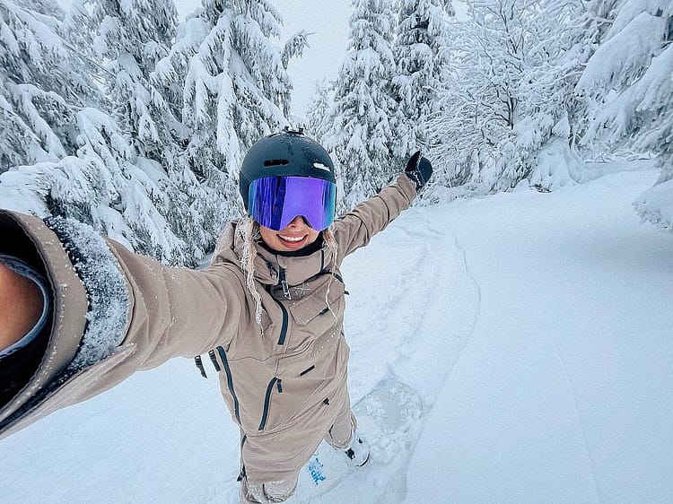 Customer @xagnr in Akin W Bunda na Snowboard Dámské Walnut