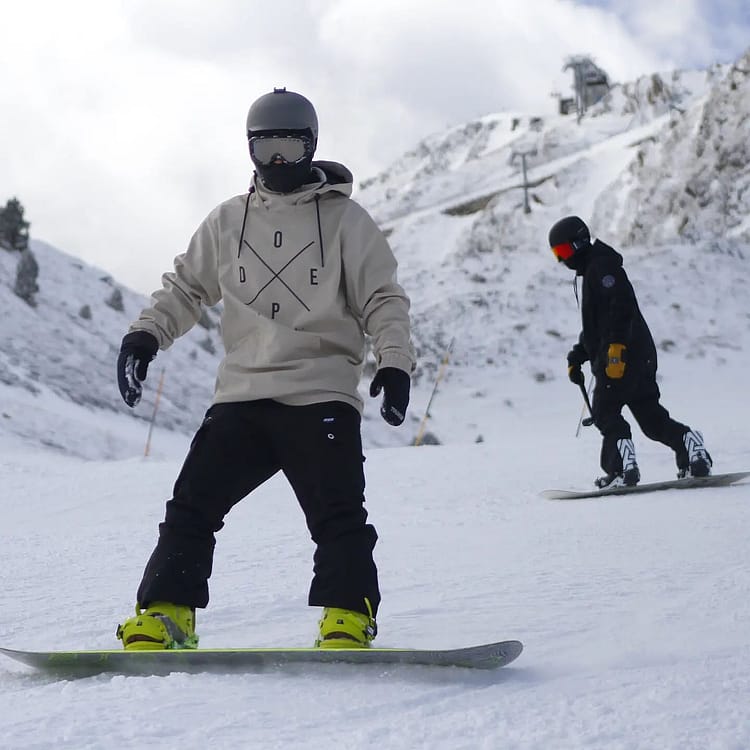 Customer @pepa.almeida in Yeti Snowboard Jacket Men 2X-Up Sand