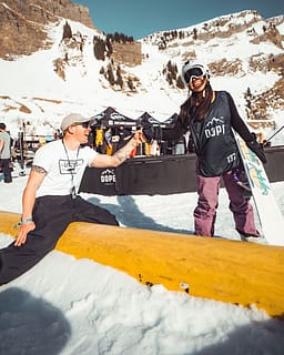 Riderzy przybijają żółwika na wydarzeniu Dope