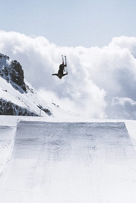 Bild 1 av 2 - Ryan McElmon åker skidor