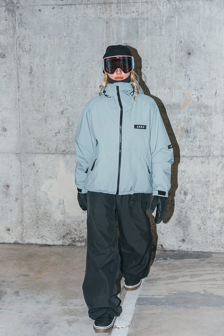 Image 1 of 2 - Izzy Wallace Snowboarding