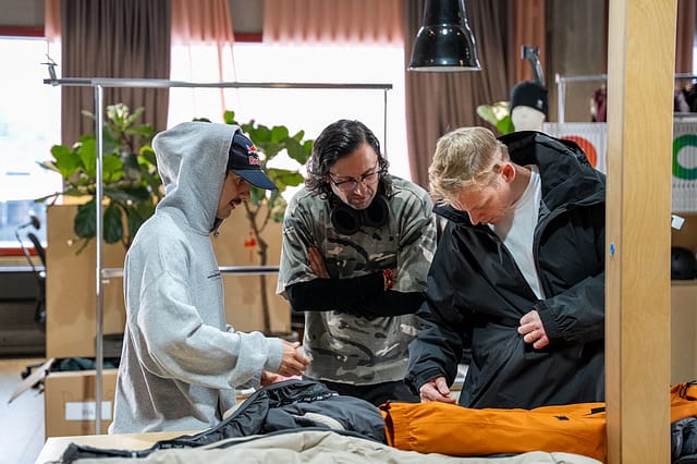 Du verbringst viel Zeit im Studio mit dem Dope Snow Team, um deine Kollektion mitzugestalten. Welcher Teil dieses Prozesses gefällt dir am meisten? Du verbringst viel Zeit im Studio mit dem Dope Snow Team, um deine Kollektion mitzugestalten. Welcher Teil dieses Prozesses gefällt dir am meisten?